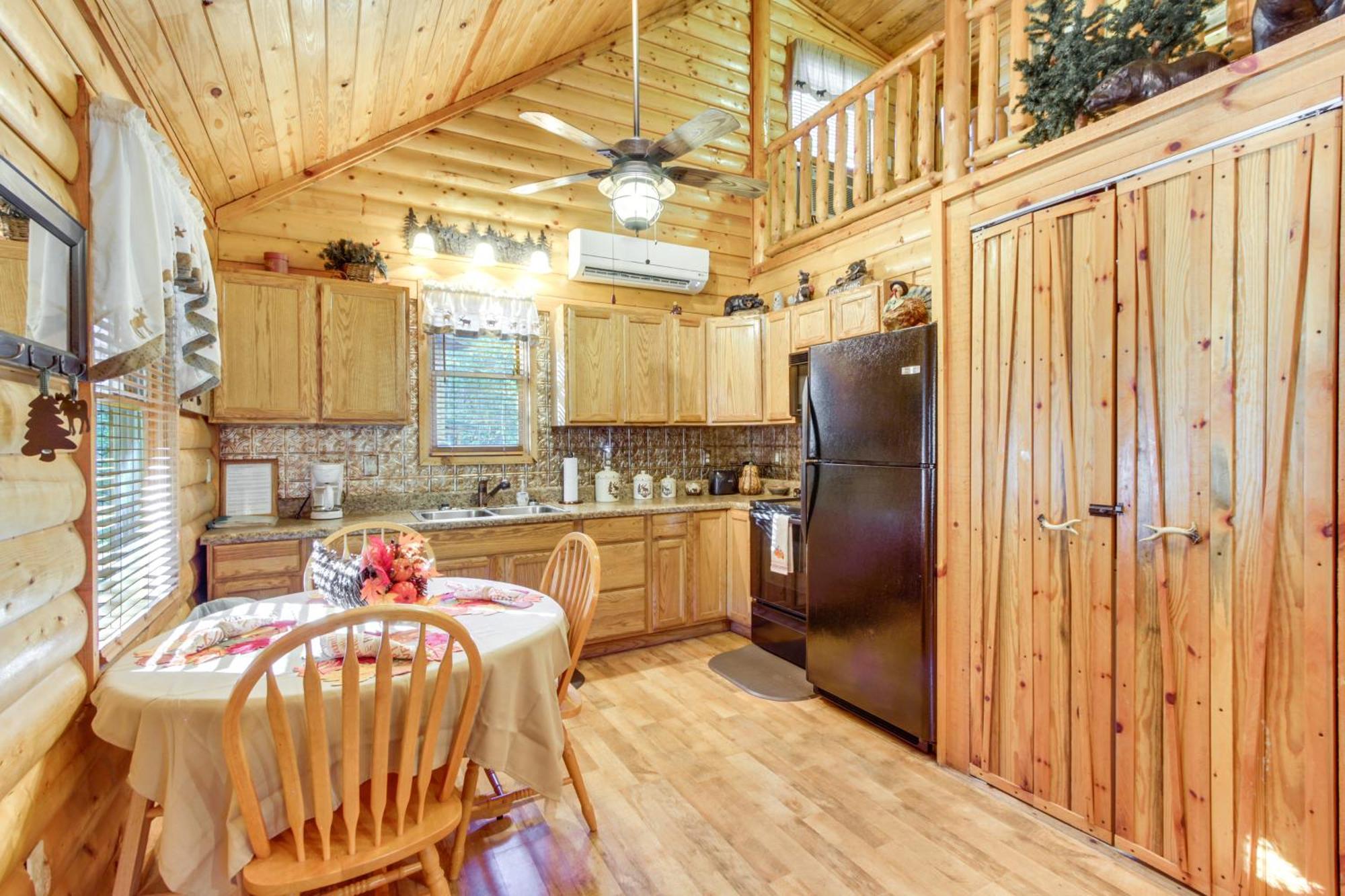 Pet-Friendly Cosby Log Cabin With Backyard And Porch! Exterior photo